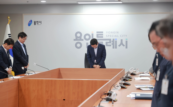 용인특례시 간부공무원회의 시작에 앞서 이상일 시장과 시 간부공무원들이 충청·경상지역 수해 희생자들에 대한 묵념을 하고 있다. (사진=용인시 제공)