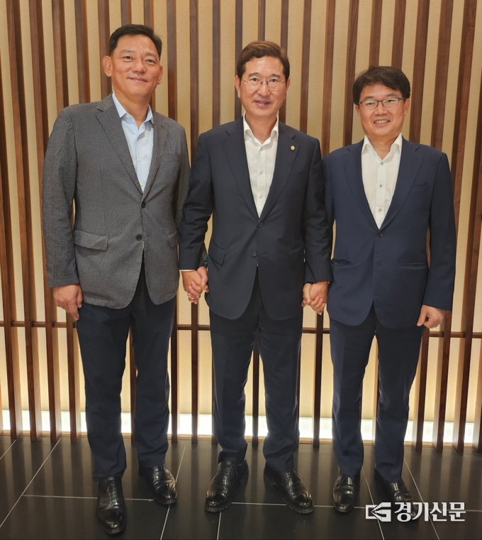 김학용 의원이 삼성전자 최승훈 부사장, SK 권오혁 부사장과 기념 촬영을 하고 있다(사진=김학용 의원사무실 제공)