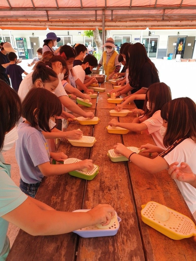 군포시 철쭉축제 철쭉빵 판매업체가 판매수익금 1천만원을 군포시 지역아동센터에 기탁했다. (사진=군포시 제공)
