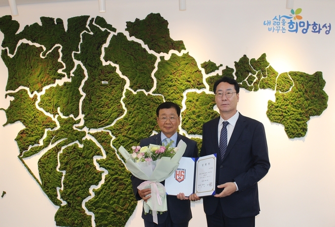 화성FC 2대 대표이사에 이기원 (주)신우전자 회장( 사진왼쪽)이 선임됐다.