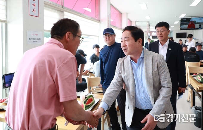 주광덕 남양주시장이 지난 17일 최근 폭우와 폭염 등 힘든 여건에서 깨끗한 도시 조성에 힘쓰는 각 읍면동 환경미화원을 초청해 오찬을 하고 노고를 위로했다. 이날 오찬에는 각 읍면동 환경미화원 48명이 참석해 고충과 의견을 나눴다. (사진=남양주시 제공)