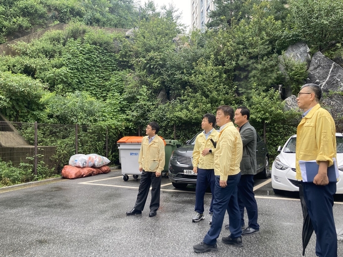 18일 도교육청 관계자들이 수원시 내 학교에서 안전점검을 진행하고 있다. (사진=경기도교육청 제공)