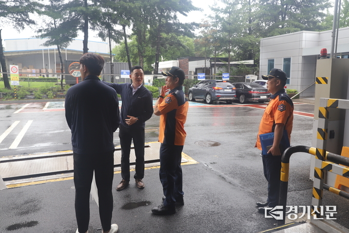 안성소방서 직원들이 공장을 방문해 화재 예방 현장 행정지도를 실시하고 있다. (사진=안성소방서 제공)