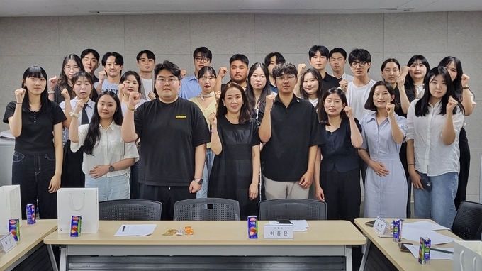 지난 16일 대한간호협회 서울간호교육연수원에서 열린 대표자회의에서 차세대간호리더연합회 7기 집행부 관계자들이 기념 촬영을 하고 있다. (사진=대한간호협회 제공)