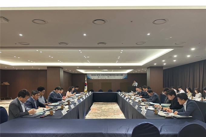 18일 이비스 앰배서더 수원 호텔에서 열린 2023년 경기도 지역인적자원개발위원회 제2차 회의에서 지역인적자원개발위원회 관계자들이 하반기 주요 추진 계획을 논의하고 있다. (사진=경기도 지역인적자원개발위원회 제공)