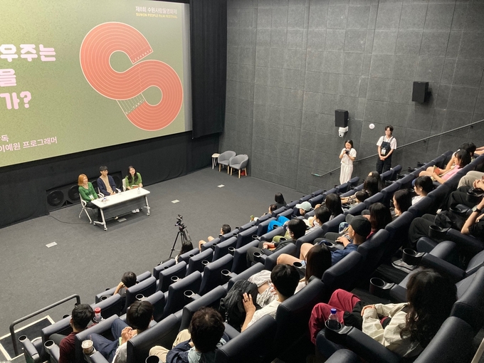 '제8회 수원사람들영화제 : Su-TART!', 김보원 감독 보통의 우주는 찬란함을 꿈꾸는가 GV 현장. (사진=수원문화재단 제공)