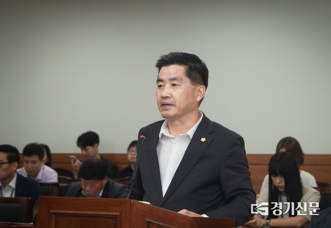 남양주시의회 김동훈 의원이 17일 시의회 2차 본회의에서 '남양주시 청년농업인 육성 및 지원에 관한 조례안'을 대표발의하고 있다.(사진=남양주시 의회).