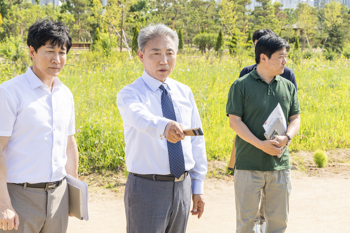 윤환 구청장이 계양꽃마루를 방문에 현장을 살피고 있다. ( 사진 = 계양구 제공 )