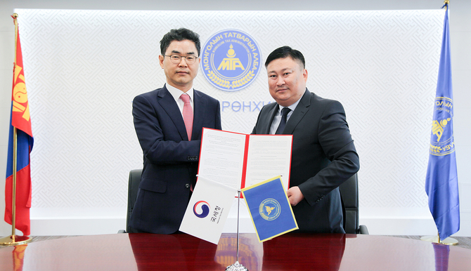 (왼쪽부터) 김창기 국세청장과 엥흐볼드(Enkhbold.A) 몽골 국세청장 업무대행. (사진=국세청 제공)