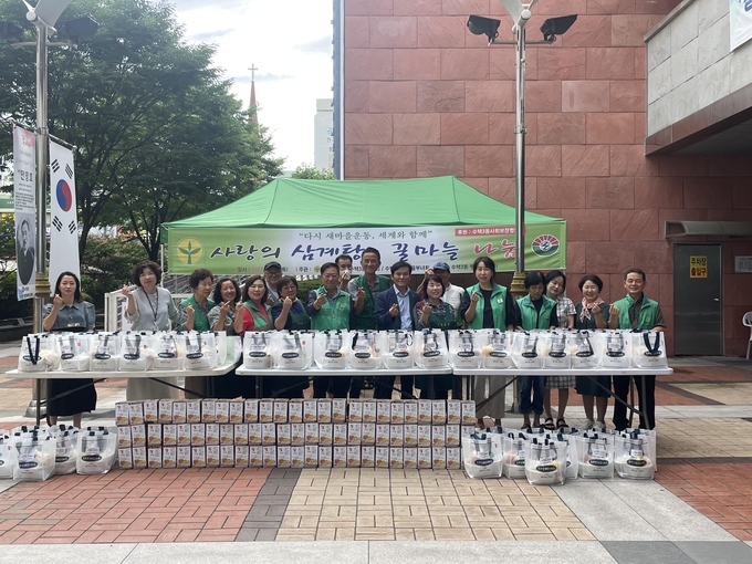 구리시 수택3동 새마을지도자협의회와 새마을부녀회 주관으로 ‘복맞이 독거어르신 건강기원 나눔 행사’를 가졌다. (사진=구리시 제공)