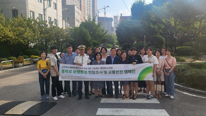 강득구 국회의원(앞줄 오른쪽 네 번째)이 범기관 현장 간담회를 마친 뒤 참여자들과 함께 기념사진을 찍고 있다.(사진=강득구 의원실 제공)