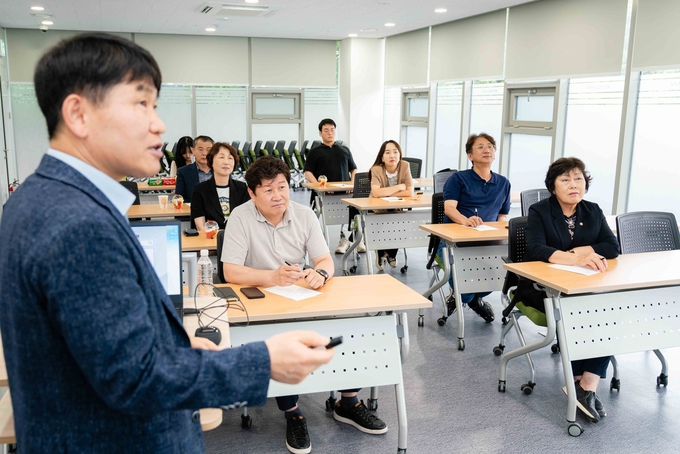 용인특례시의회 소속 의원들이 반부패·청렴교육을 받고 있다. (사진=용인시 제공)