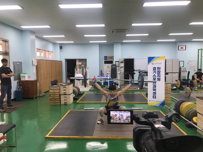 19일 경기체·중고 역도장에서 진행된 경기스포츠과학센터 현장지원에 참여한 김예준(경기체중)이 근전도 검사와 영상촬영을 하고 있다. (사진=유창현 기자)