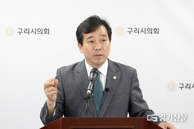구리시의회 권봉수 의장이 19일 의회멀티룸에서 의정브리핑을 하고 있다. (사진=구리시의회 제공)
