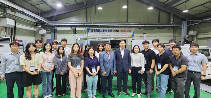 지난 18일 경기도기술학교에서 한상윤 공단 경기남부본부장과 교통안전공단, 경기도, 경기도일자리재단, 오토바이정비협회 관계자 등이 기념 촬영을 하고 있다. (사진=한국교통안전공단 경기남부본부 제공)
