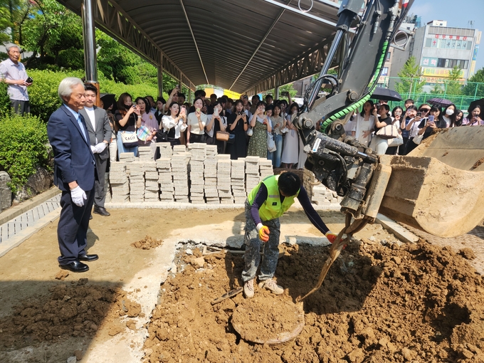 19일 오후 인천 연수구 선학동 선학초 운동장에서 포크레인을 이용해 타임캡슐을 꺼내고 있다. ( 사진 = 박지현 기자 )