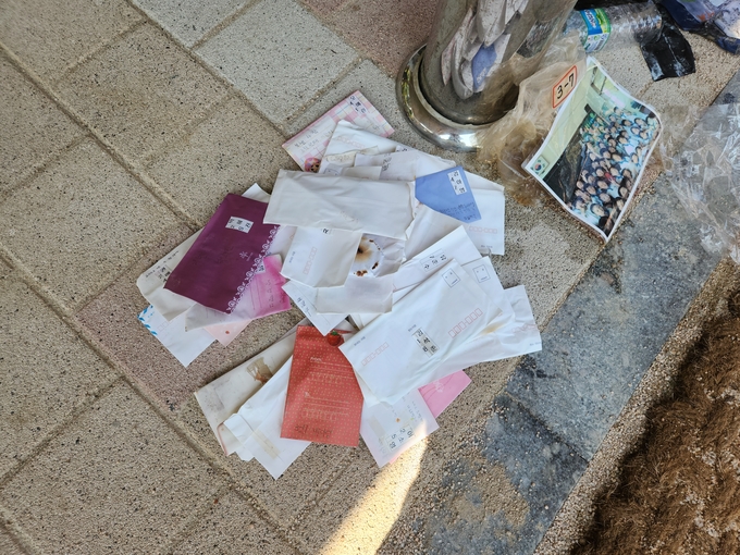 19일 오후 인천 연수구 선학동 선학초 운동장에 묻어둔 타임캡슐에서 발견된 편지들. ( 사진 = 박지현 기자 )