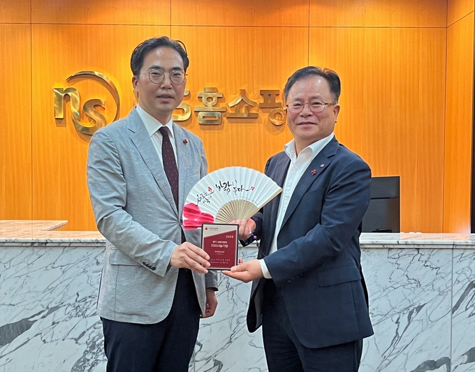 19일 오후 3시 ㈜엔에스쇼핑 사옥에서 김효진(왼쪽) 경기사랑의열매 사무처장과 조항목 ㈜엔에스쇼핑 대표이사가 기념 촬영을 하고 있다. (사진=경기사랑의열매 제공)