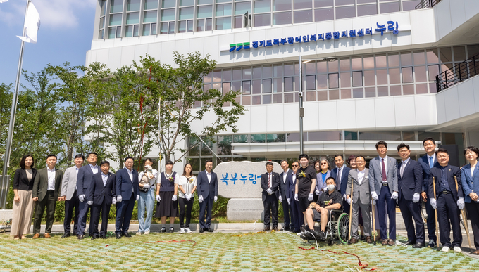 김동연 도지사와 강수현 양주시장 및 국회의원, 도의원 및 참석자들이 간판석 제막식을 하고 기념촬영을 하고 있다. (사진=경기도 제공)