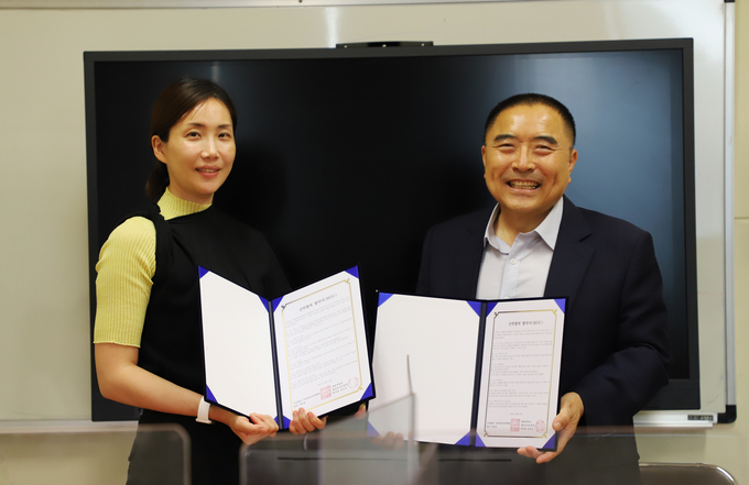 김민지 세종대 패션디자인학과장(왼쪽)과 주용일 서울광진의류협회장이 업무협약 후 기념촬영하고 있다. (사진=세종대학교 제공)