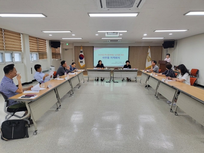 2023년도 주민참여예산 사우동 지역 회의에 참여한 위원들이 제안사업 2건에 대한 사업 내용을 논의하고 있다. (사진=김포시 제공)