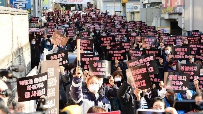  화성시 시민단체 학부모 700여 명이 모여 박병화 퇴거를 촉구하는 모습. (사진=화성시 제공)
