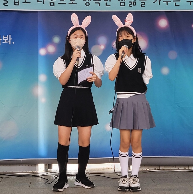 수리초등학교 학생들이 음악 버스킹 공연에 참여하고 있다. (사진=수리초등학교 제공)