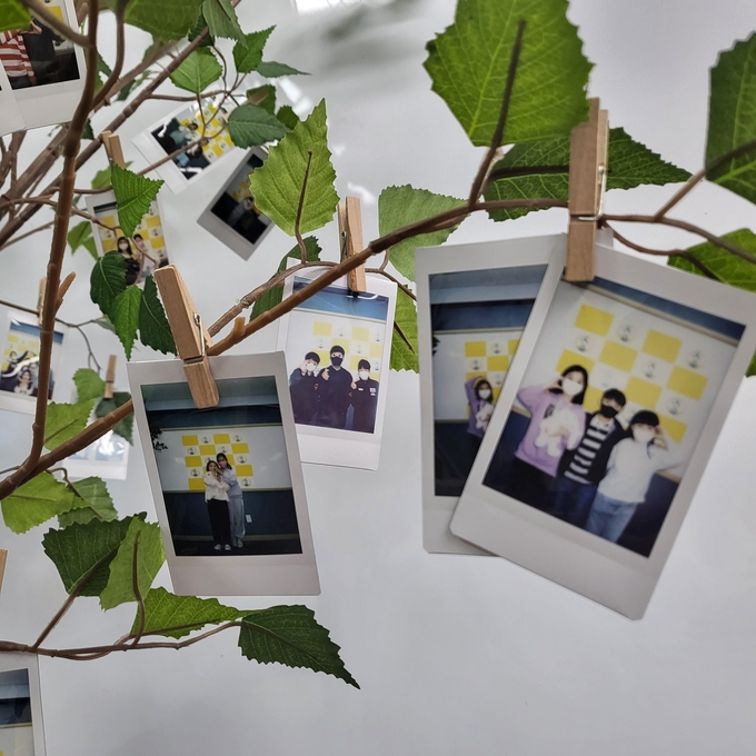  럽(LOVE)수리 사진 공모전에서 친구, 의형제 의자매와 사진 찍는 모습. (사진=수리초등학교 제공)