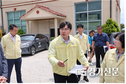 38국도 도로 파손 구간 현장을 방문하는 최승혁 시의원(더불어민주당/공도읍·양성면·원곡면)(사진=최승혁 의원 제공)