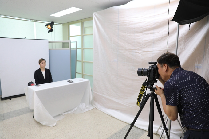 20일 경기대 수원캠퍼스에서 열린 행사에서 수원지역 특성화고 학생이 사진 촬영을 하고 있다. (사진=경기대 제공)