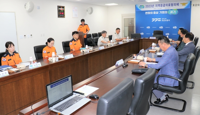 오산소방서는 관내 2곳의 의료기관 관계자들이 참석한 가운데 2023년 지역응급의료협의체 간담회를 진행하고 있다. (사진=오산소방서 제공)
