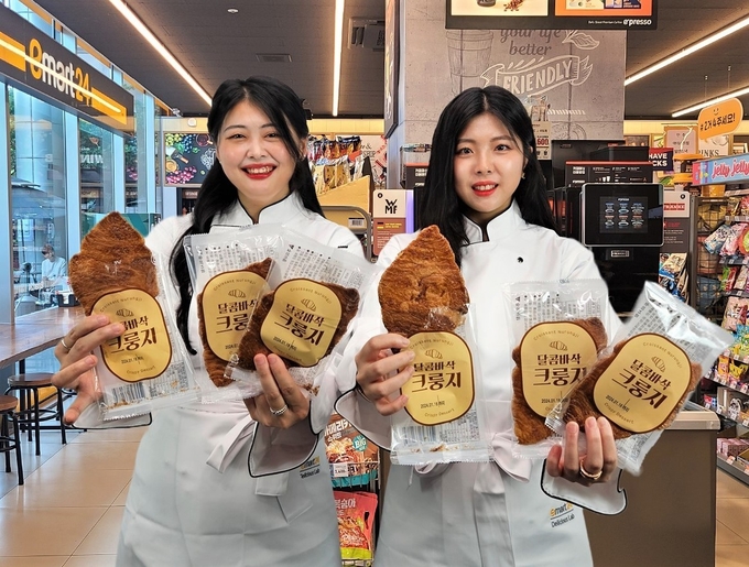서울 성동구에 위치한 이마트24 매장에서 모델들이 '달콤바삭 크룽지' 상품을 선보이고 있다. (사진=이마트24 제공)
