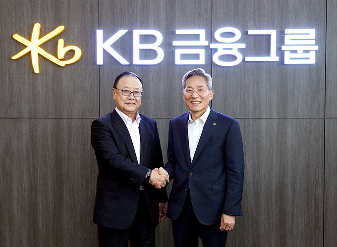 윤종규 KB금융그룹 회장(오른쪽)이 사쿠라다 켄고 솜포홀딩스 회장과 기념촬영을 하고 있다. (사진=KB금융그룹 제공)
