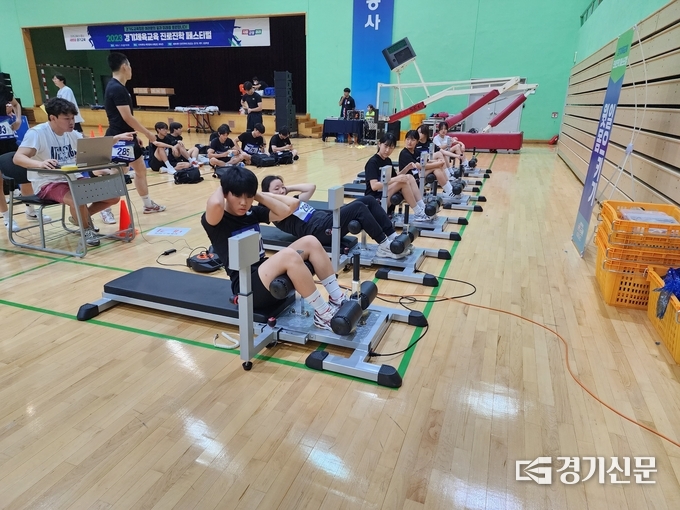  21일 ‘2023 경기체육교육 진로진학 페스티벌’에서 윗몸일으키기를 하는 학생들. (사진=박진석 기자)