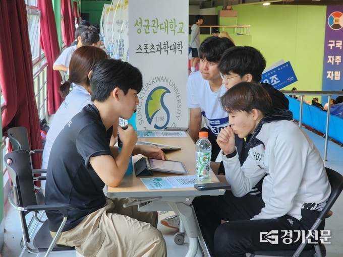  21일 ‘2023 경기체육교육 진로진학 페스티벌’에서 체육 대학생들과 진로 상담을 진행하는 모습. (사진=박진석 기자)