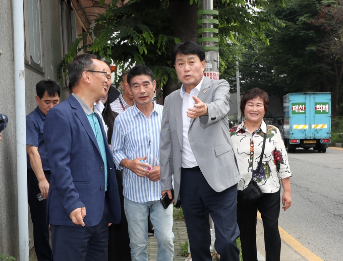 하은호 군포시장이 금정동에서 ‘찾아가는 이동시장실’을 운영하고 있다. (사진=군포시 제공)