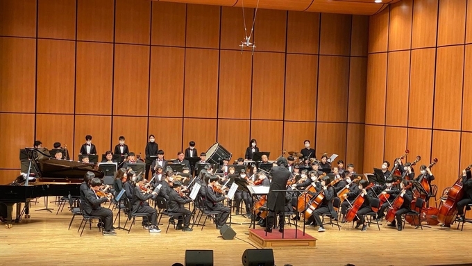 올해로 11년 차가 된 김포드림마루오케스트라가 연주하고 있다. 김포시청소년재단제공