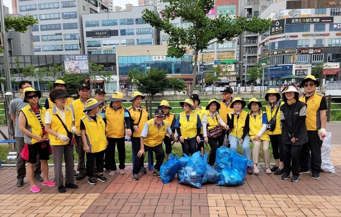 파주시 운정3동 실버경찰대가 야당역 일대에서 청결활동을 실시했다. (사진=파주시 제공)
