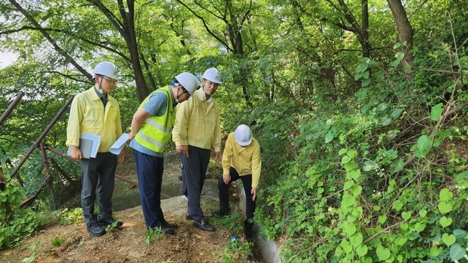 김준성 인천시 교통국장이 21일 원적산터널을 현장검검해 시설관리자에게 절토사면 관리에 최선을 다해줄 것을 당부하고 있다. ( 사진 = 인천시 제공 )