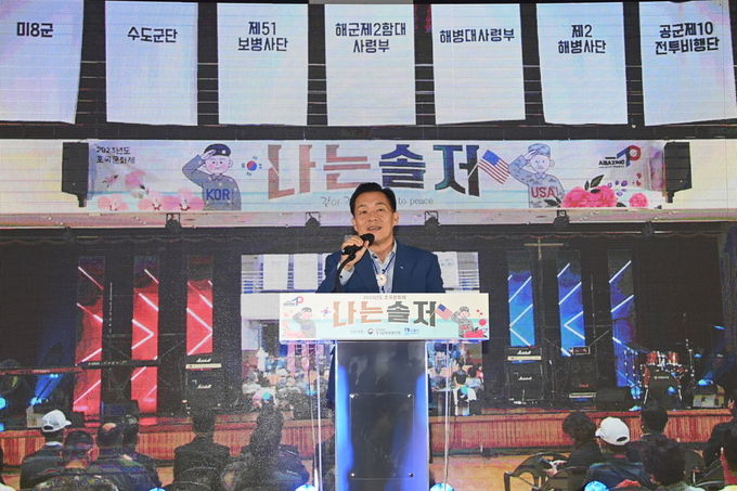 지난 21일 오후 5시 수원 보훈재활체육센터에서 열린 정전 70주년 보훈문화제에서 이재준 수원시장이 인사말을 하고 있다. (사진=수원시 제공)