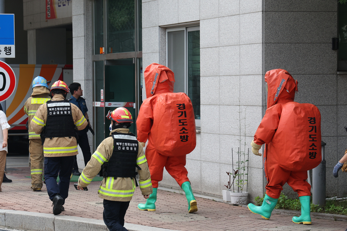  지난 21일 의정부에서 ‘유해물질 해외 우편물’ 신고가 접수돼 소방당국이 출동한 모습. (사진=연합뉴스 제공)
