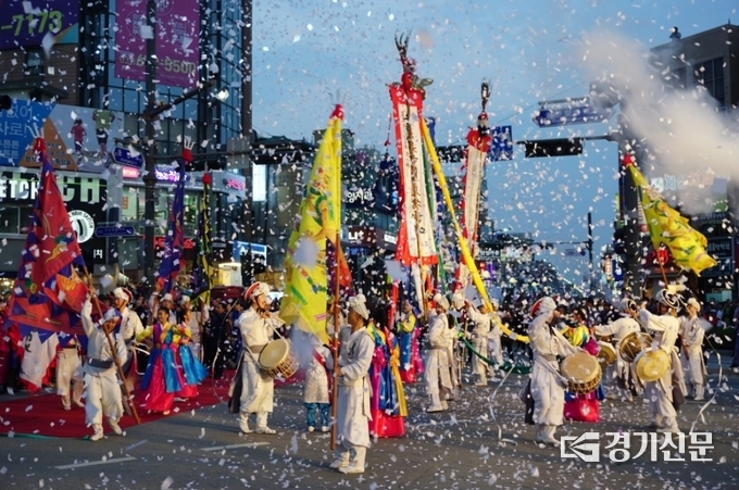 바우덕이 축제 길놀이 행사 모습. (사진=안성시 제공)