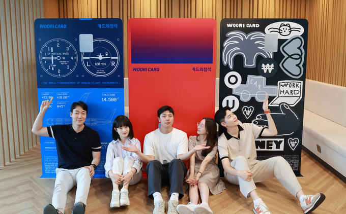 우리카드 사내 크리에이터 5인이 ‘카드의정석’ 3종 출시를 기념해 광화문 본사 이벤트 포토존에서 포즈를 취하고 있다. (사진=우리카드 제공)