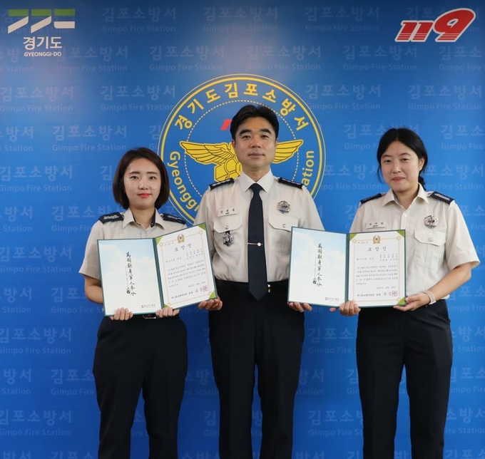군부대 일정으로 김포소방서 서장(중앙)이 표창장을 전수하고 기념사진을 찍고 있다. (사진=김포소방서 제공)