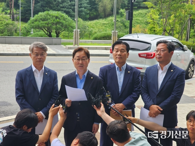  24일 더불어민주당은 쌍방울 대북 송금과 관련해 검찰의 조작 수사와 거짓 여론몰이 중단을 촉구하며 박범계 의원 등이 수원지검을 항의차 방문했다. (사진=박진석 기자)