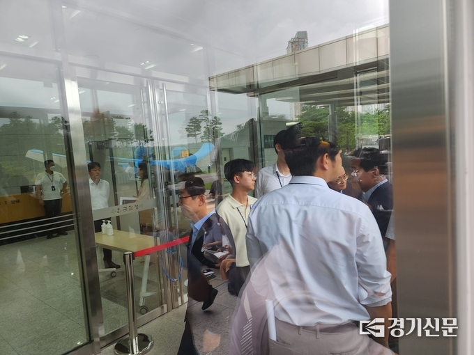  24일 박범계 의원 등은 수원지검장과의 면담을 요청했지만, 수원지검은 ‘수사 중인 사안이라 면담이 어렵다’는 이유로 거절 의사를 전달했다. (사진=박진석 기자)