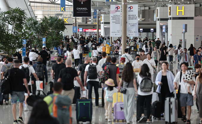 24일 오후 인천국제공항 제1여객터미널 출국장이 이용객으로 북적이고 있다. (사진=연합뉴스)