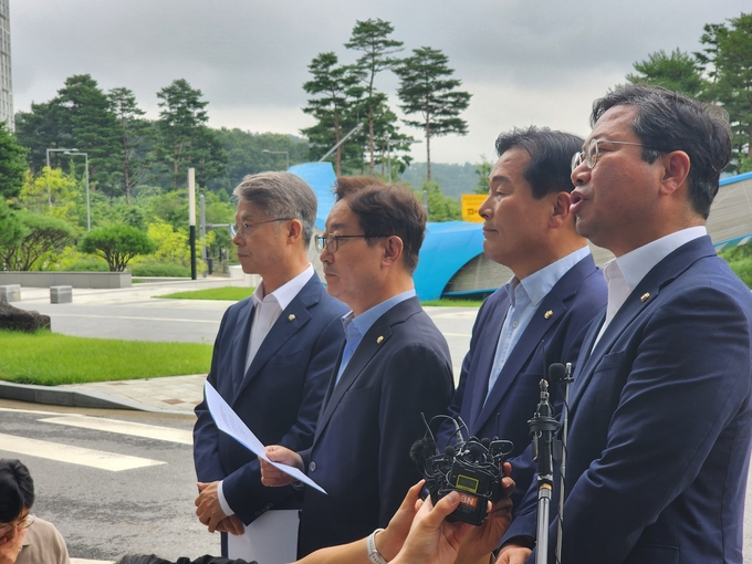 (왼쪽부터) 더불어민주당 민형배 인권위 상임고문, 박범계 정치탄압대책위원장, 주철현 인권위원장, 김승원 법률위원장은 24일 수원지방검찰청을 찾아 검찰의 반인권적 조사 수사 및 거짓 언론플레이를 항의했다. (사진=박진석 기자) 