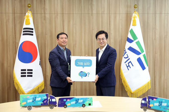 24일 오후 김동연 경기도지사가 ‘파란31 맞손카페’에서 접수된 민원이 담긴 민원함 ‘기회상자’를 전달 받고 있다. (사진=경기도 제공)