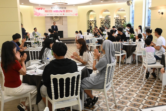 지난 21일 오후 7시 홍록기 파티하우스에서 열린 ‘제22회 사랑나누기 결연식’에서 경기중앙지방변호사회 소속 변호사들과 청소년, 학무모들이 담소를 나누고 있다. (사진=경기중앙지방변호사회 제공)